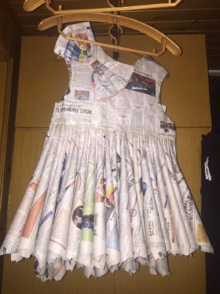 西安老爸秀创意 用废旧报纸为女儿做连衣裙_大秦网_腾讯网