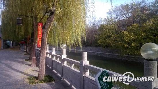 3人酒后夜游护城河不幸落水 英勇少年救出2人