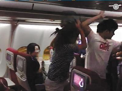 北京飞往西安航班 多名乘客在机舱内打斗