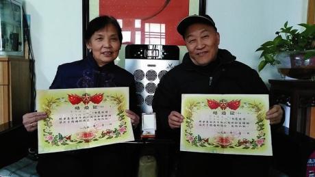 54年前结婚证见证爱情 丈夫上网查咋给老伴做