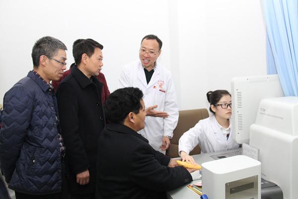 西藏卫生计生委胡俊鸿莅临市中医院调研工作