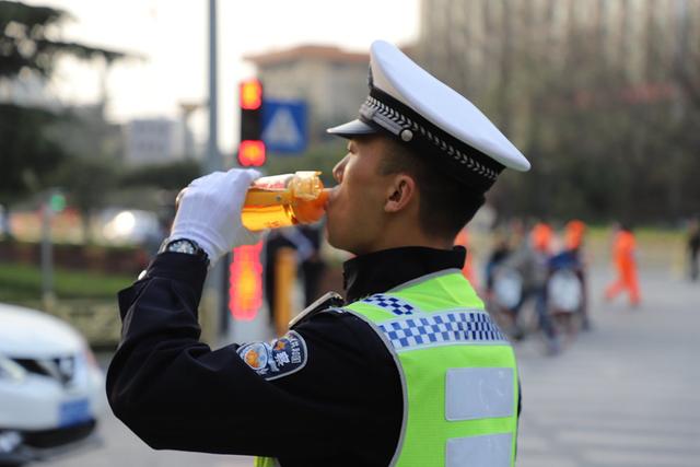 仪仗兵退伍变身西安交警 被市民誉为最帅交警