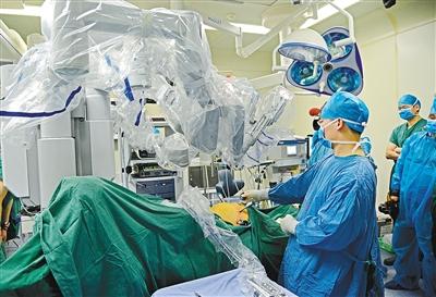 机器人给患者做前列腺手术 中国目前仅有40余台_大秦网_腾讯网