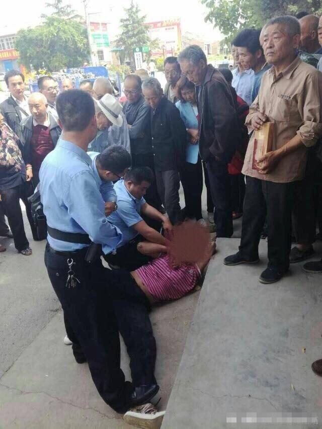 武功民警制服暴力精神病男子