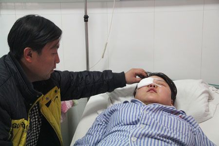 女子上班开例会接电话 被领班扔东西打伤眼睛