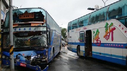 台湾花莲两辆游览车擦撞 致多名陕西游客受伤