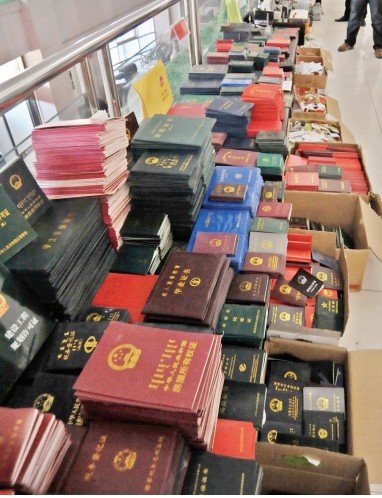 四男子伪造证件印章获利 两年时间造万枚印章_大秦网_腾讯网