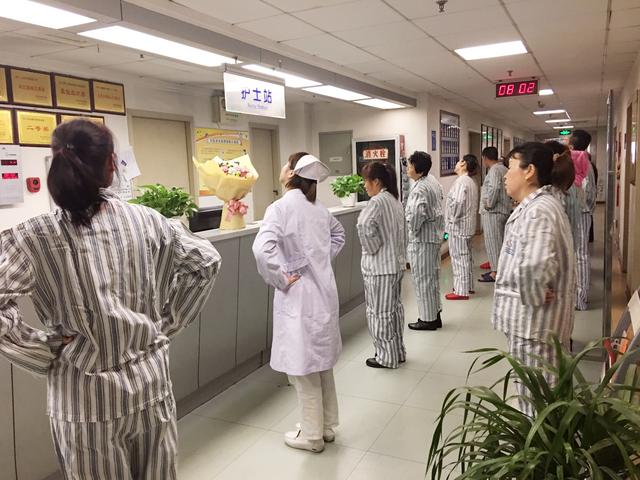 山东11选5专家杀号:西安市第五医院护理人员带领患者做医疗保健操