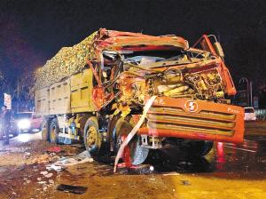 西安交警夜查渣土車 路遇同一工地倆黑車追尾