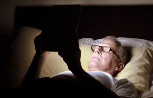 黑暗中看手机易致眼底癌症+专家称不科学