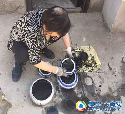 中国好人路生梅 为佳县老年大学洗黑做好事