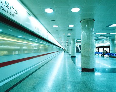 上海男子地铁站卧轨玩自拍 疯狂视频曝光