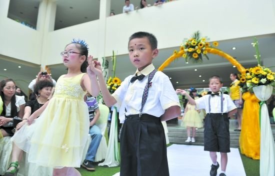 幼儿园毕业典礼被学生认为像结婚仪式
