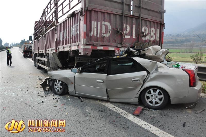 凯迪拉克追尾大货车 钻进车尾"粉身碎骨"