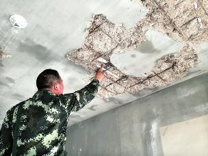 天花板掉水泥新房“露了骨” 业主质疑质量