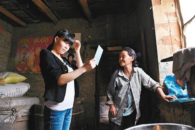 女大学生幼时面部毁容 家庭又遭不幸打工赚钱