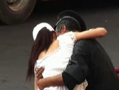 恶搞路人和美女拥抱视频,恶搞路人和美女拥抱视频大全