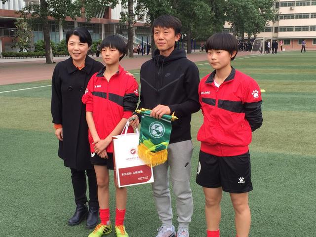 中国女足助教黄勇亲临铁一中指导小球员踢球