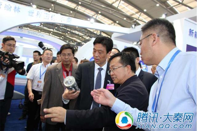 县委书记刘生胜,代县长杨政向市上领导介绍佳县展区