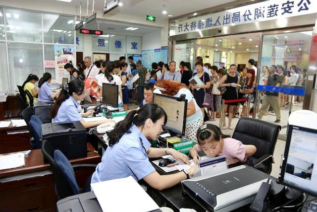 西安出现学生办理护照潮 每天比平时多出200人