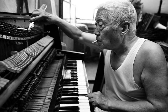 77岁钢琴医生修理乐器60年 祖孙三代5个调律