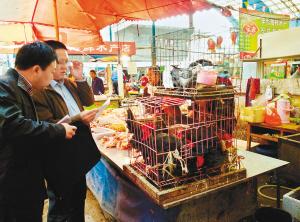 西安部分集贸市场问题多 菜市场有摊贩宰杀活禽
