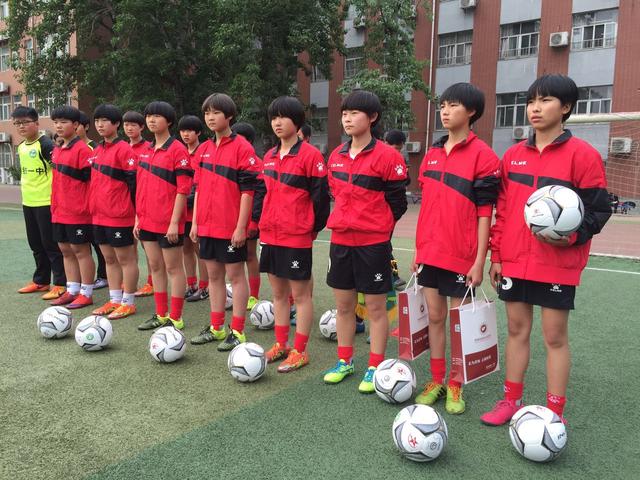 中国女足助教黄勇亲临铁一中指导小球员踢球