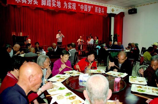 灞桥草北社区每天为70岁以上老人提供免费就