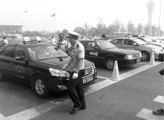 西安严查机场黑出租 乘客可拨打电话投诉