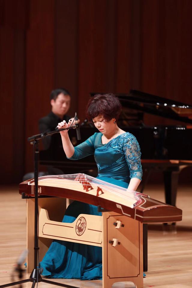 的古筝协奏曲《惙》由陕西秦筝学会会长,西安音乐学院樊艺凤教授演奏