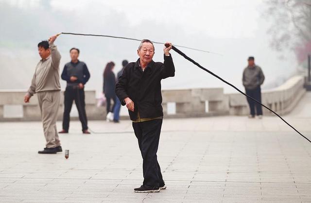 每晚窗外传来鞭子声 “甩”得高考生无法备考_大秦网_腾讯网