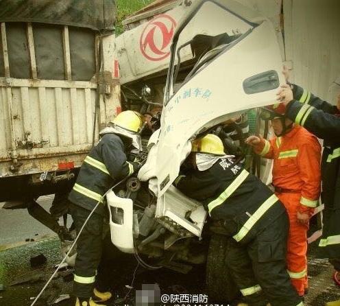 西安往长武高速上一半挂车超速追尾 一人身亡