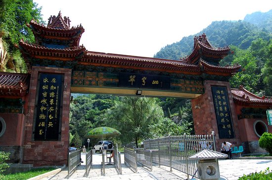 西安翠华山景区门口一车速度过快侧翻 17人伤