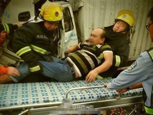 西安往长武高速上一半挂车超速追尾 一人身亡