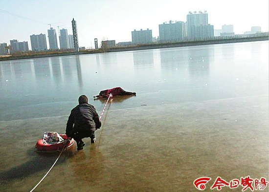 60岁女子咸阳湖欲轻生 工作人员跪行冰面救人