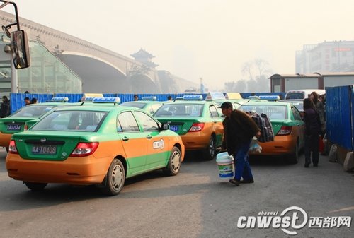 10年仅添32辆出租车 高额经营费逼司机拼命