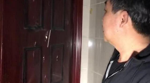 西安一业主家遭暴力砍门 防盗门被砍20处