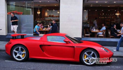 炫目耀眼 海外街拍红色保时捷carrera gt