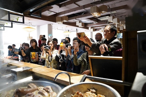 西安20家媒体食评人"寻味成都天天排队餐厅"