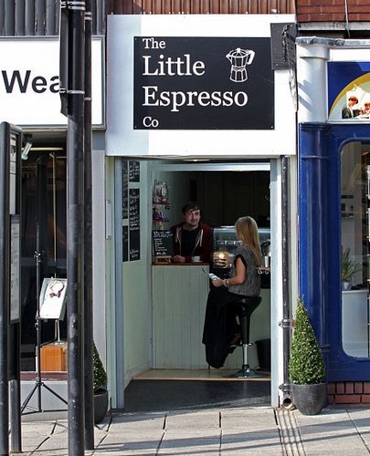 英国迷你咖啡店面积仅2平米或世界最小