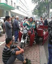 咸阳执法人员强制取缔路边摊 与商贩起冲突