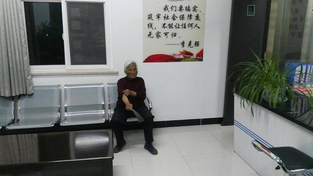 渭南高速交警深夜救助迷失老人