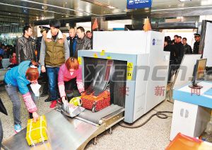 运站时,乘客携带的行李物品都必须经过X射线安