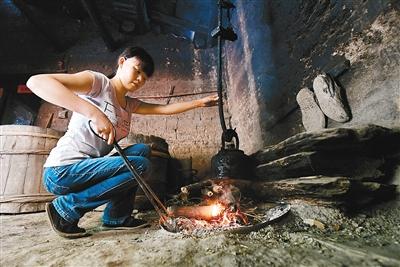 女大学生幼时面部毁容 家庭又遭不幸打工赚钱