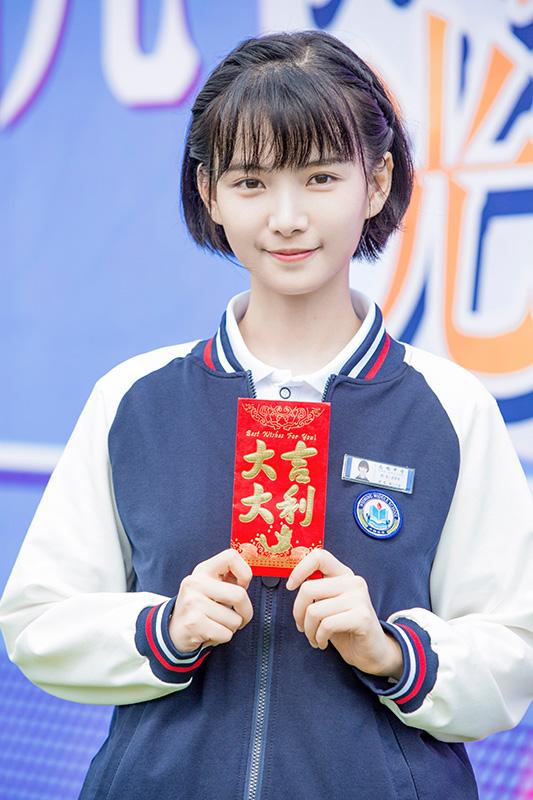 《那年时光安好》青岛低调热拍中 倪言初恋造型甜美亮相