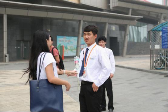 魅族为6.30发布会 竟向小米员工示爱送玫瑰