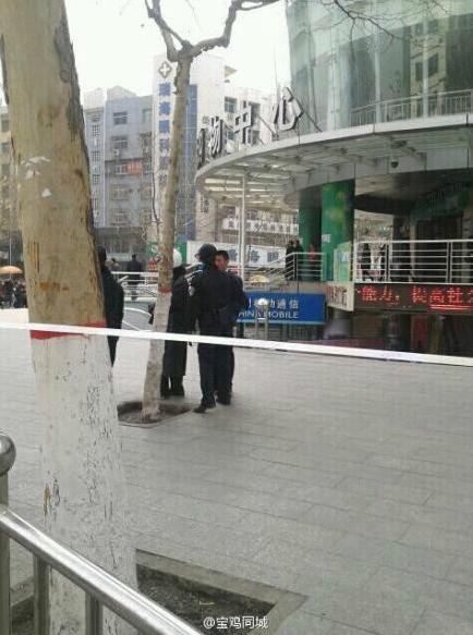 宝鸡天下汇商场发现疑似定时炸弹 群众疏散
