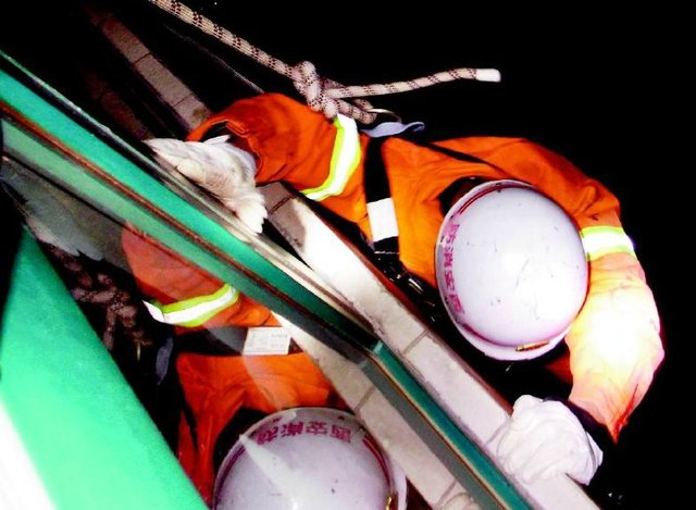 女子和丈夫吵架开燃气阀门自杀 消防破窗救人