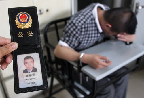 男子凭假警官证骗租5辆车 涉嫌合同诈骗被拘