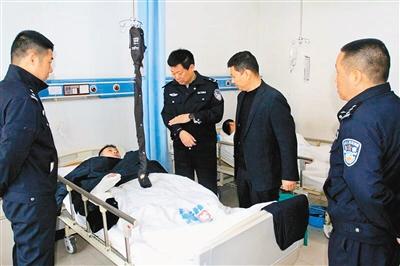 西安一民警阻拦男子持刀行凶 右臂被砍伤(图)